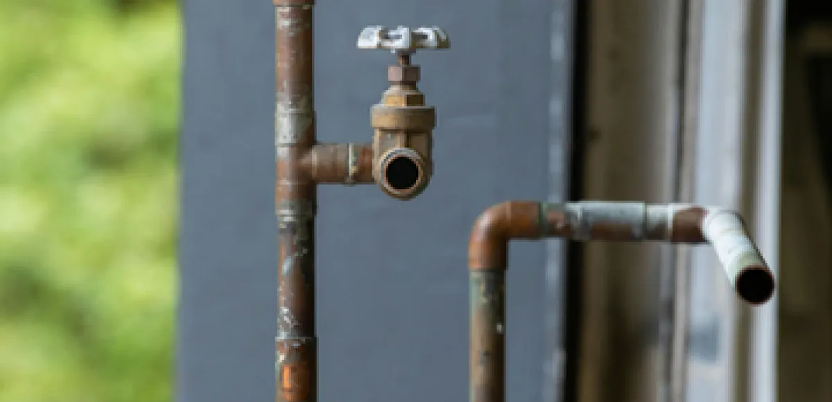 Tuberías de cobre y llave de paso en el exterior