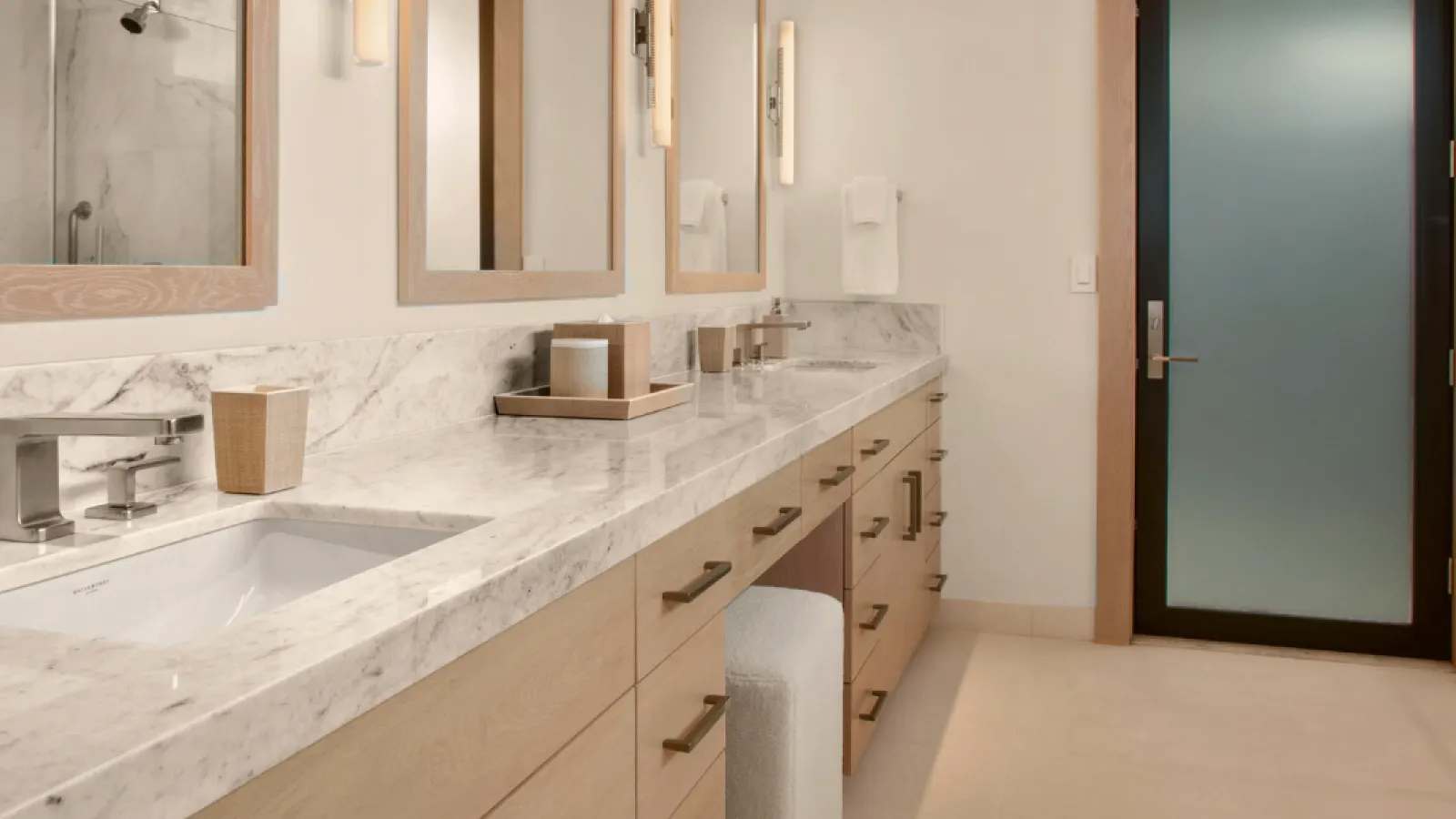 Baño amplio con lavabo doble y grifería