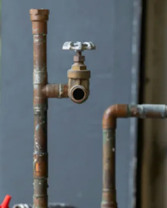 Tuberías de cobre y llave de paso en el exterior