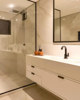 Baño con ducha y mueble de lavabo