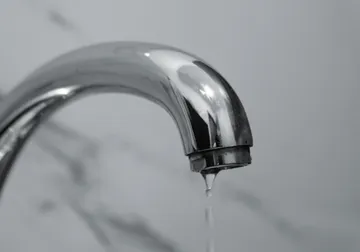 Grifo con una gota de agua a punto de caer
