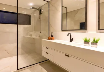 Baño con ducha y mueble de lavabo